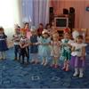 Маму поздравляют малыши