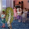 мы вокруг березки хороводом стали