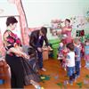 Дети младшей группы получают подарки